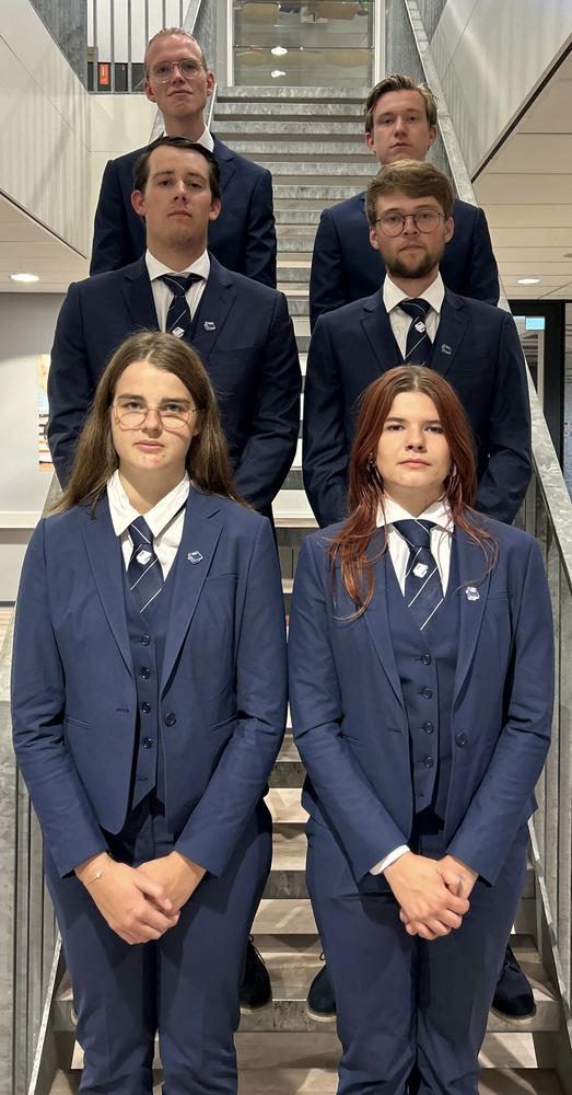Bestuur_8_Serieus.jpg